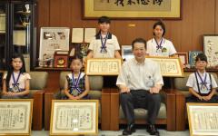 野志市長と大熊さん、中川さん、大川さん、岡田さん、村上さんの写真