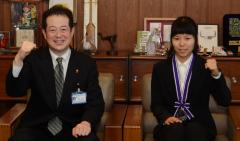 野志市長と岡田さんの写真