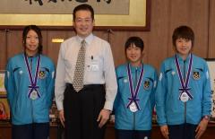 野志市長と高見澤さん、上原さん、三島さんの写真