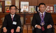 梅岡副市長と谷さんの写真