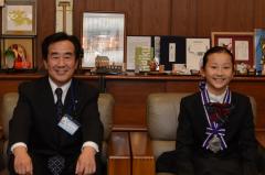 梅岡副市長と神山さんの写真