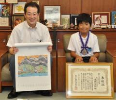 野志市長と渡部さんの写真