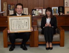 野志市長と村上さんの写真