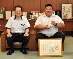 野志市長と石井さんの写真
