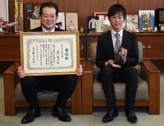 野志市長と岩田さんの写真