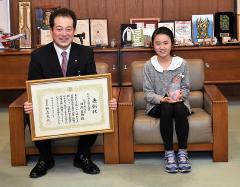 野志市長と日高さんの写真