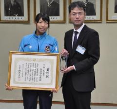 西泉副市長と高見澤さんの写真
