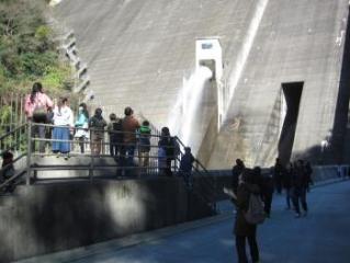 石手川ダムの見学様子