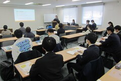 先輩職員が業務説明を行っている様子