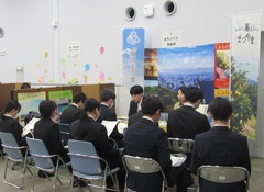 ブースで業務説明を行っている様子