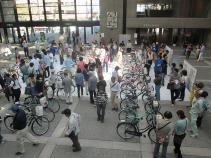 放置自転車リサイクル競売会の様子