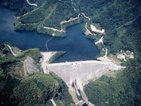  石手川ダムを空から見た写真