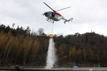 バケットからの散水作業