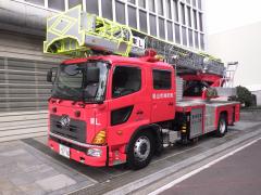 写真：はしご付消防自動車（はしご：25メートル）