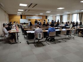 総会時の依頼書交付の場面