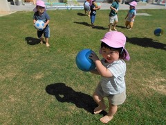 芝生の上でボール遊びをしている写真