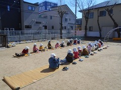 芝生の上で弁当を食べている写真