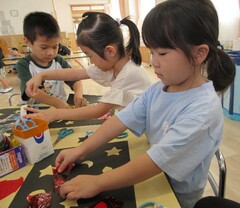 プラネタリウム作りをしている5歳児