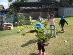 いもづるで縄跳びをする子どもたち