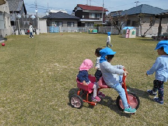 芝生の上で遊ぶ子どもたちの様子