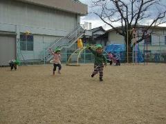 写真：子どもたちが凧あげをしている