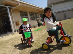 芝生で遊ぶ子どもたちの写真