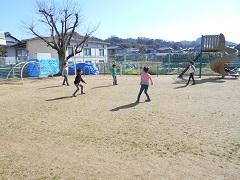 芝生の上で子どもたちが遊んでいる写真