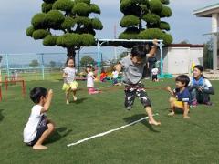 芝生の上でのびのびと子どもたちが走っています