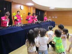 演奏を聴いている子どもたちの写真