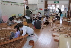 親子で木のおもちゃで遊んでいる写真