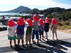 高戸山から景色を眺める子どもたちの写真