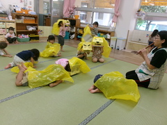 虎舞ごっこを楽しむ2歳児