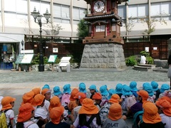 ５歳児と３歳児がからくり時計を見ている写真
