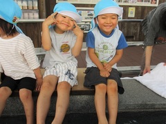 ３歳児が足湯をしている写真
