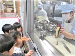 食育活動をする2歳児の写真
