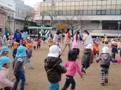 写真：全園児で園庭を走っている所