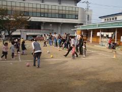 写真：親子でサッカーをしている様子