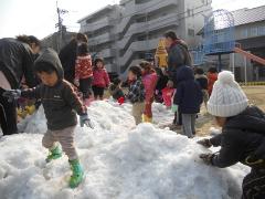 写真：雪遊び