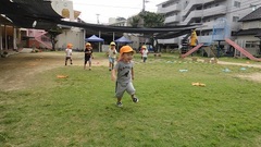 2歳児が芝生の上を走っている写真