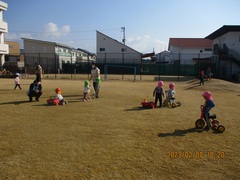 芝生の上で遊ぶ1歳児と2歳児の写真