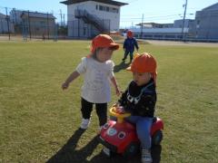 芝生の上で遊ぶ1歳児