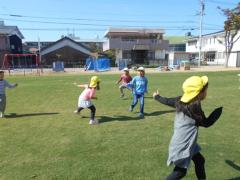 鬼ごっこを楽しむ5歳児