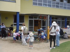園庭開放に参加する未就園児の写真