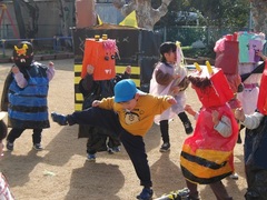 節分の豆まきをしている写真