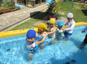 プールで水遊び