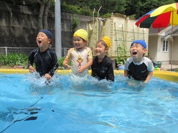 プールで水遊び