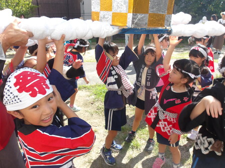 みこしを担ぐ様子