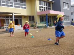 3歳児が園庭でマラソンをしている様子