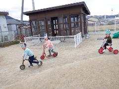 3歳児が鬼の面を着けて遊んでいる様子