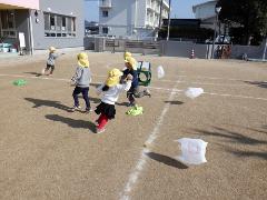 3歳児がたこ揚げをしている様子